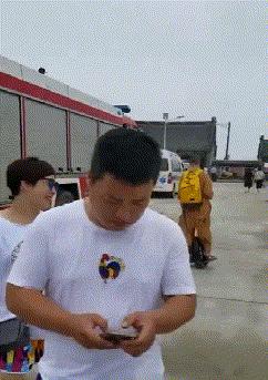 搞笑打电话说尴尬的私事,假装打电话幽默搞笑段子