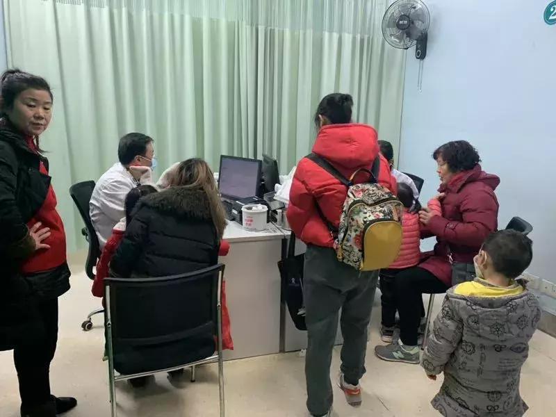 eb病毒感染和单纯疱疹病毒有关吗,eb病毒感染和扁桃体发炎区别