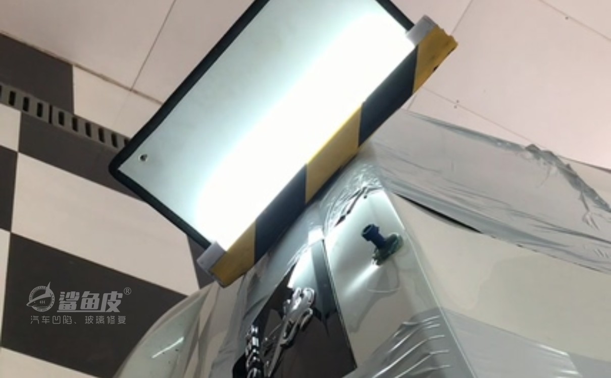 汽车后备箱凹陷免喷漆修复教程,汽车后备箱撞了个凹怎么修补