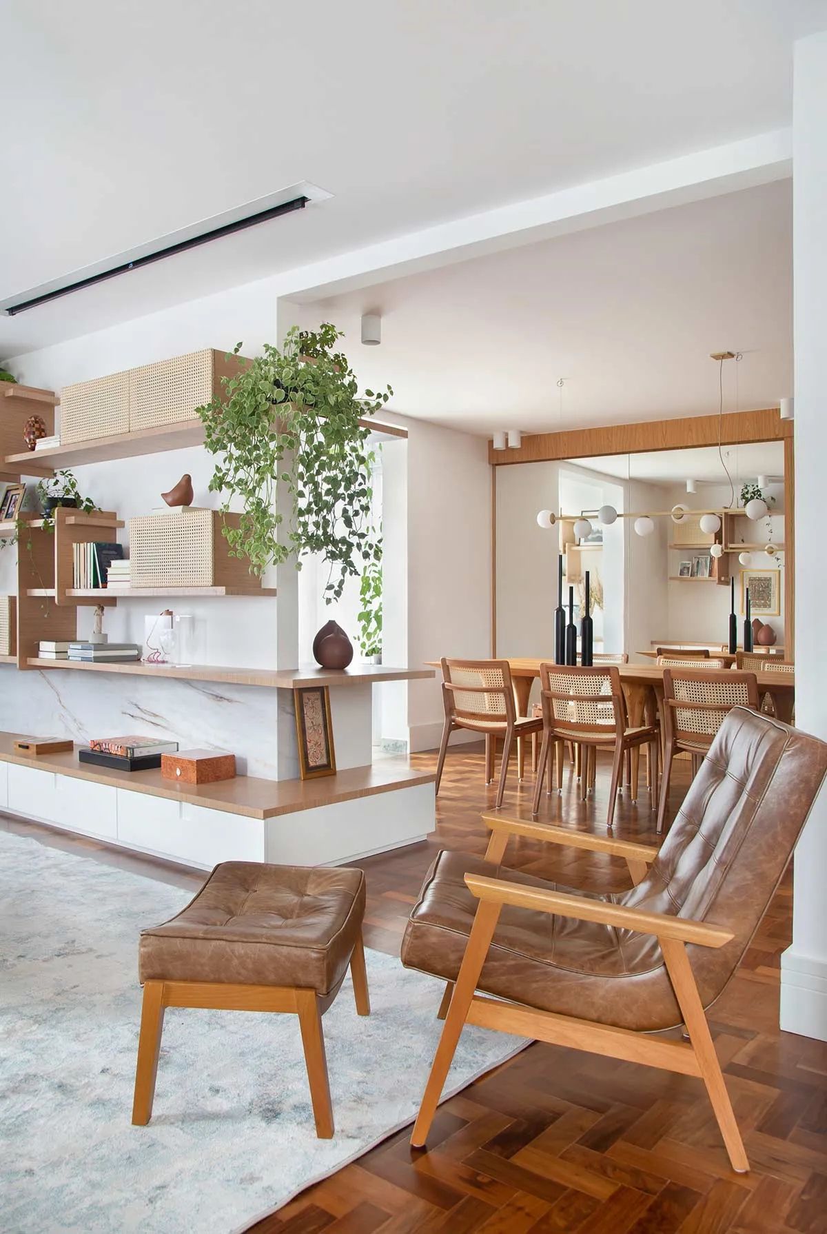 餐厅一面墙做木饰面,中式风餐厅墙面做木饰面