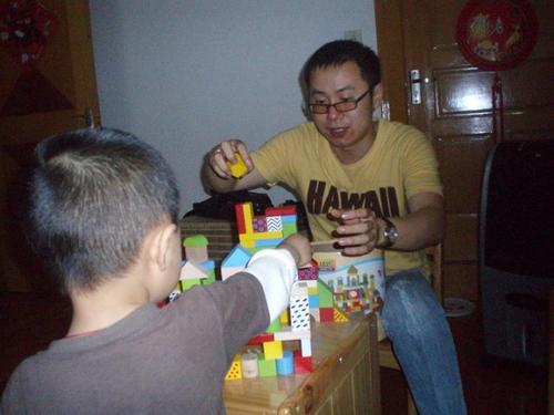 妈妈遇蟑螂,萌娃一手奶瓶一手拖鞋来“救驾”,网友:骗我生儿子