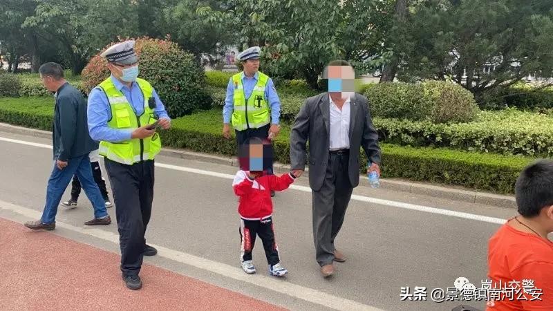 砸窗救人的身影,一群人在暴雨中敲车窗救人