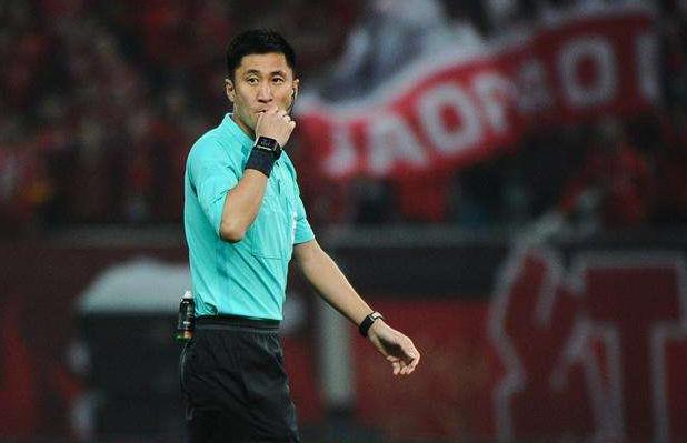 马宁出黄牌原视频,马宁掏出红黄牌被认可