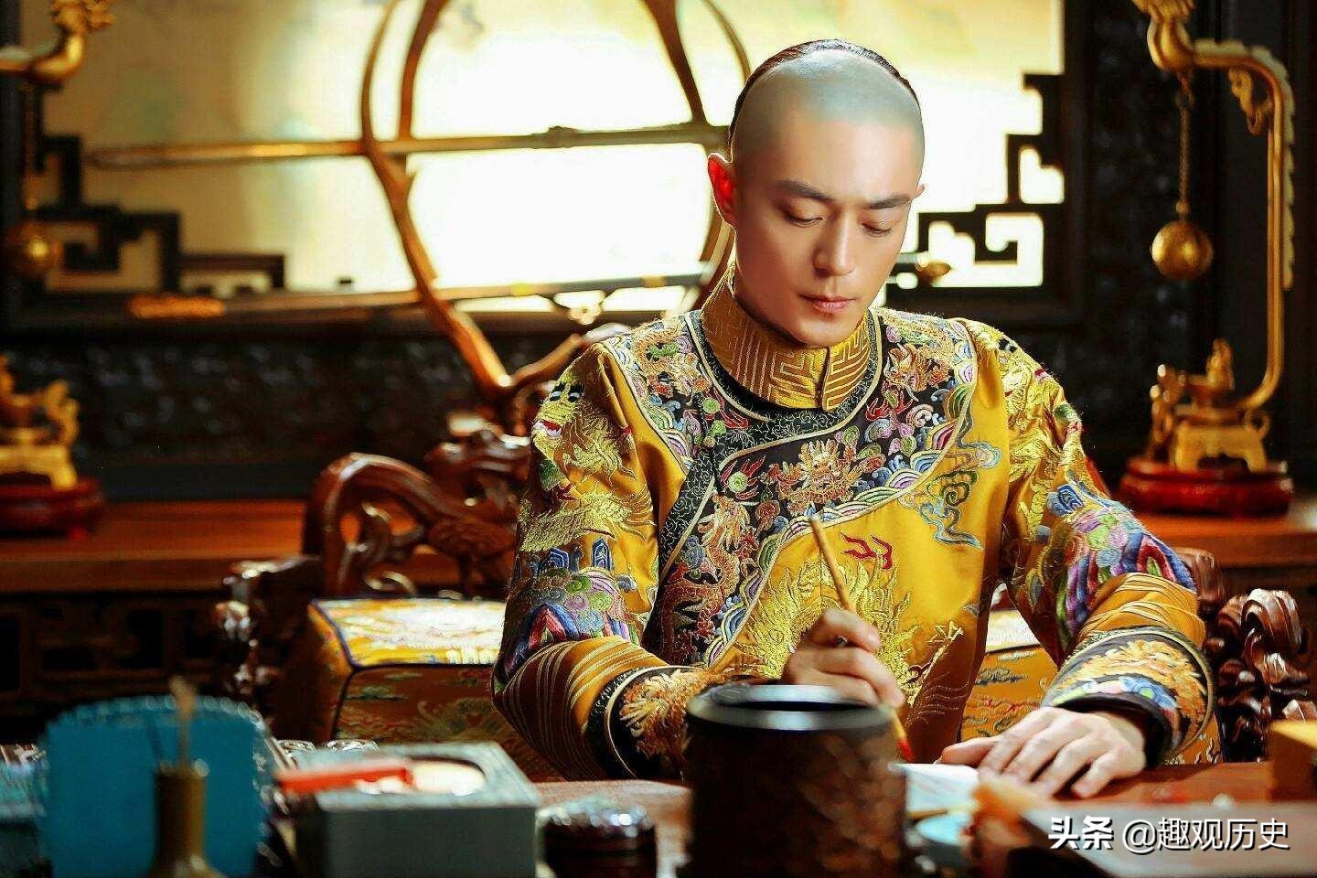 乾隆皇帝死后是他的哪个儿子继位,乾隆皇帝薨逝后他的妃子下场如何