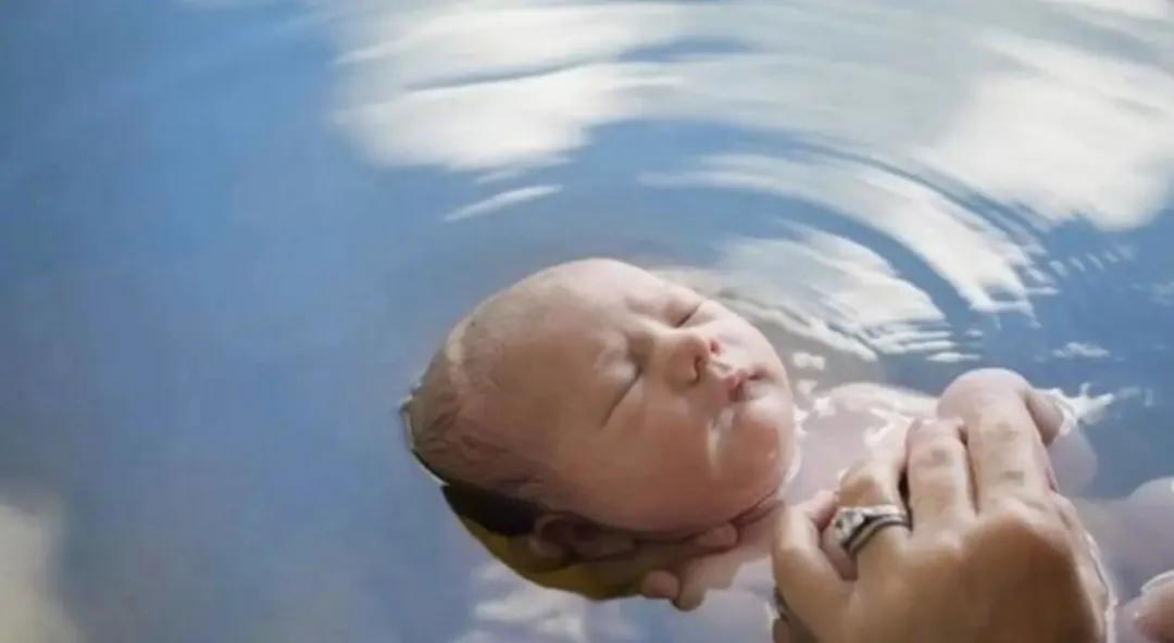 医生在水下接生,水中待产和水中分娩有什么区别