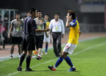 韦世豪踢足球视频发脾气,韦世豪踢球故意踢人