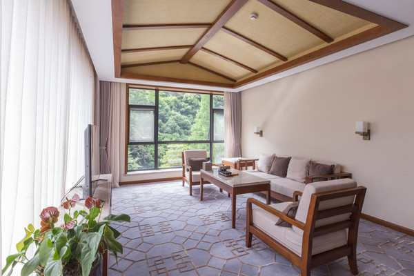 深藏在森林之中的温泉酒店，周末度假的好地方