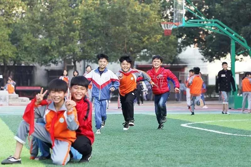 鹏城球场一支箭，八方校友来相见！这场公益足球赛阵容厉害了