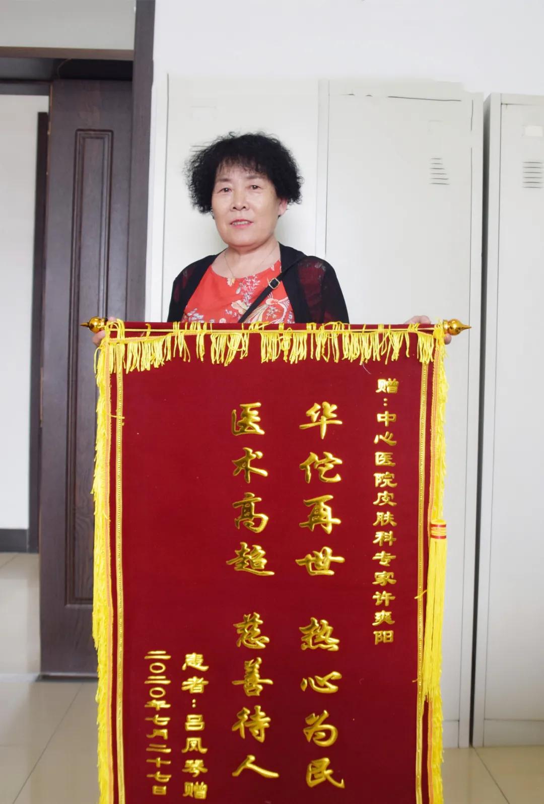 被螃蟹夹一下结果直接进了医院,被螃蟹夹进医院