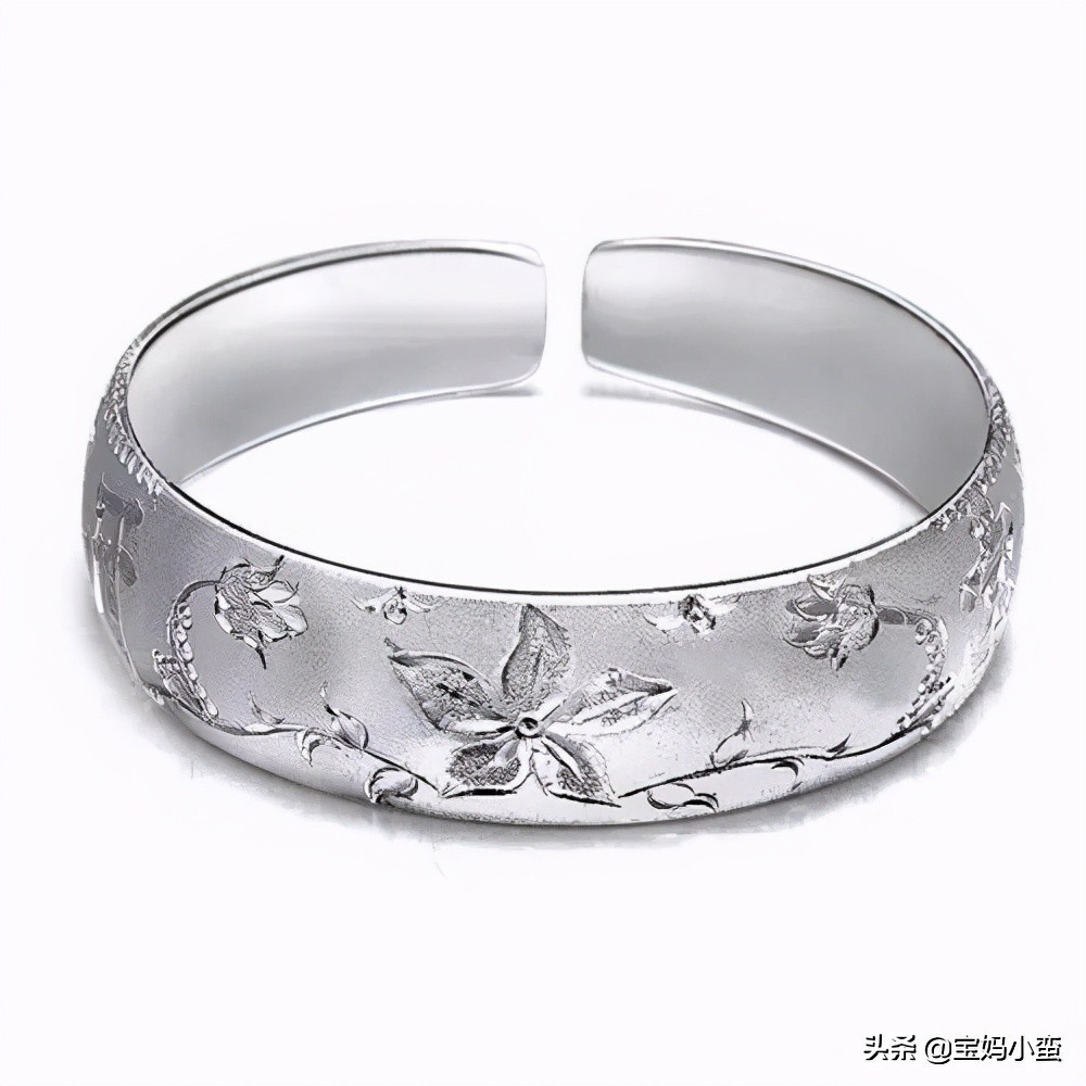 银手镯戴一晚就发黑怎么清洗,银手镯放久了发黑怎么清洗