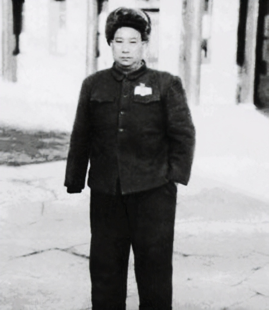 贺炳炎:22岁锯掉右臂,47岁去世,出殡时20万军民冒雨送行