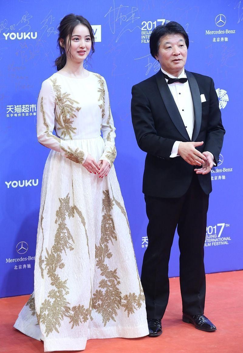 佐佐木希气质太纯了，33岁穿白裙好似偶像女主，看着挺温柔的