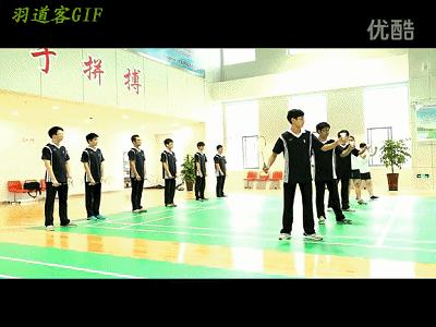 羽毛球正手发高远球动作讲解示范,初学羽毛球发球视频教程