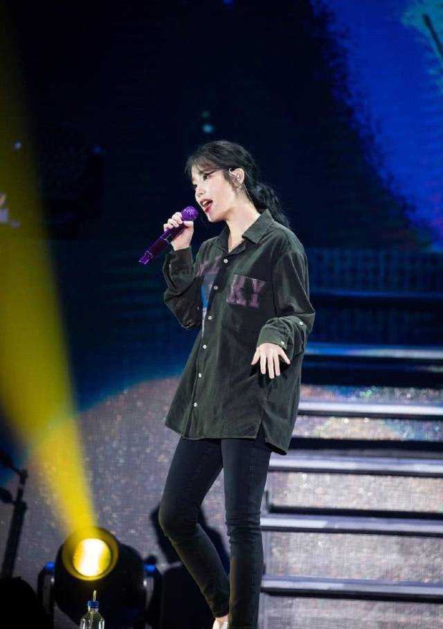 刘诗诗同款连衣裙穿搭,刘诗诗泡泡袖针织裙优雅大气