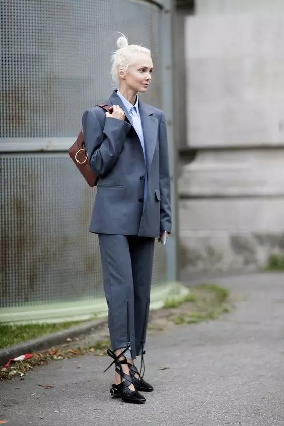 女生西装怎么穿高级好看,女士西装该怎么穿才好看