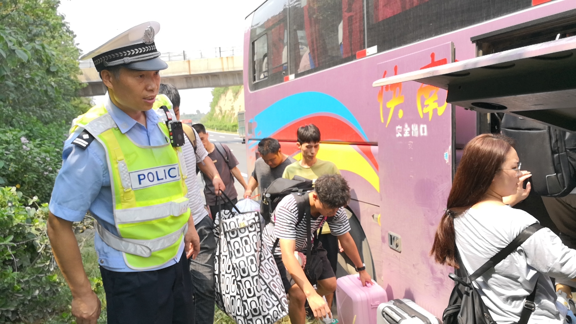 大巴车前轮没气停在路边高速交警及时帮助排除隐患