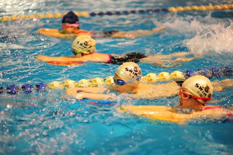 白血病腿疼和发烧是同时进行的吗,白血病出现小腿红肿热是初期吗