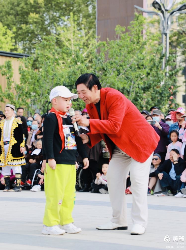 洛阳牡丹广场：*疆新**舞大联欢