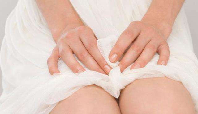 12岁女儿初潮来袭，恐惧慌乱，聪明妈妈应该这样做