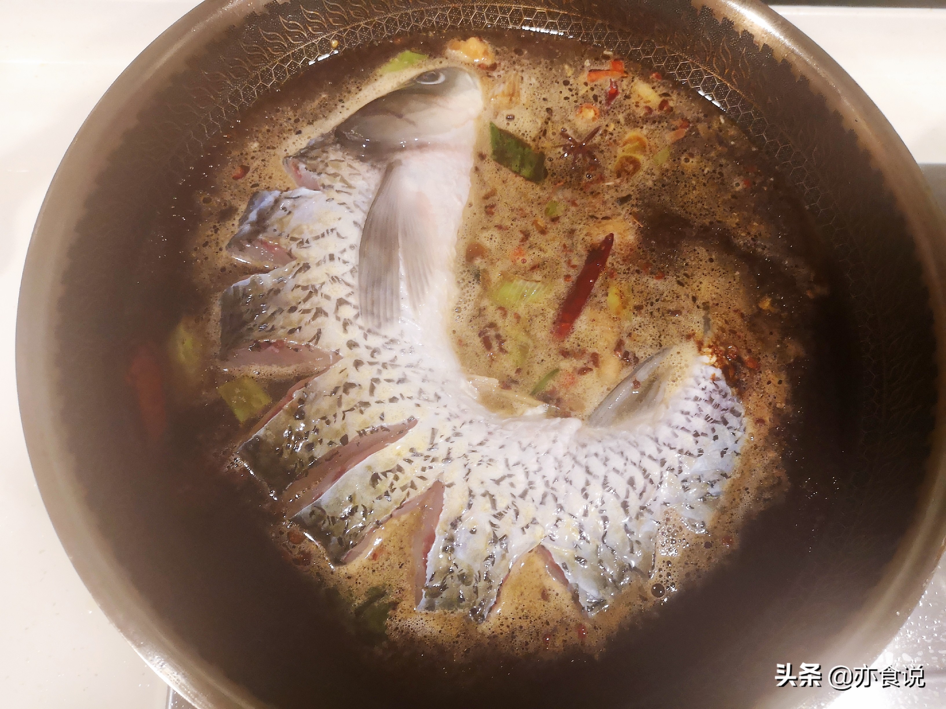 炖鱼家常做法草鱼不腥,东北铁锅炖鱼草鱼最正宗的做法