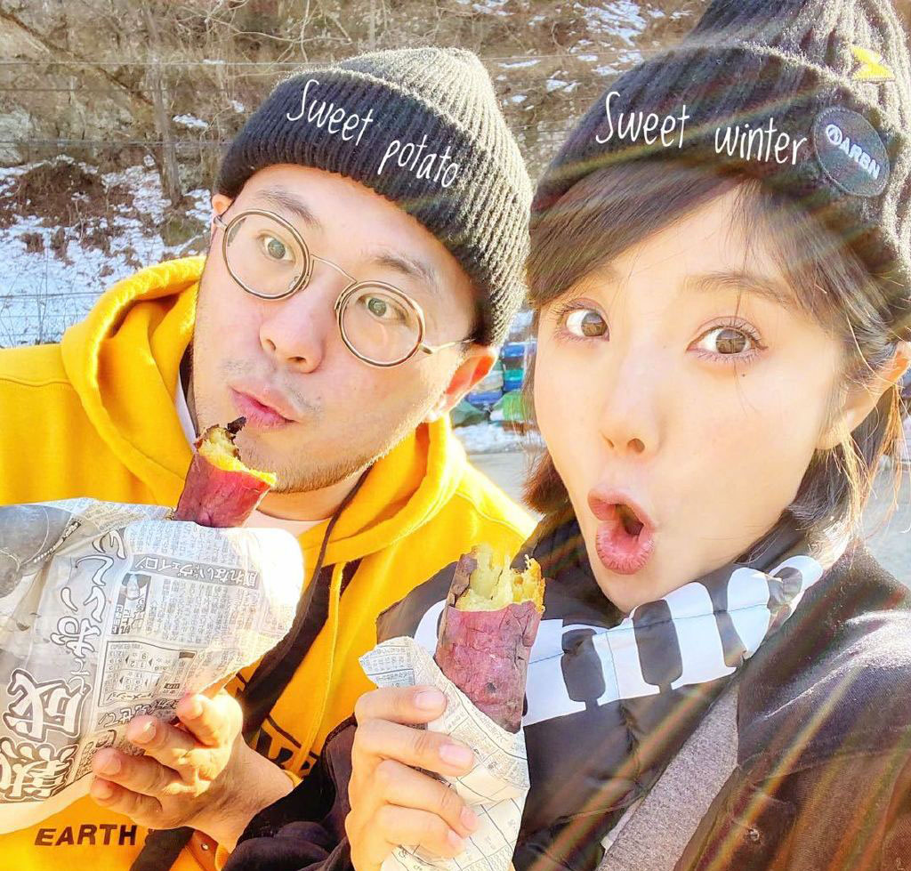 “宅男女神”官宣恋情，身穿湛蓝大衣搭白卫衣，依旧甜美可人