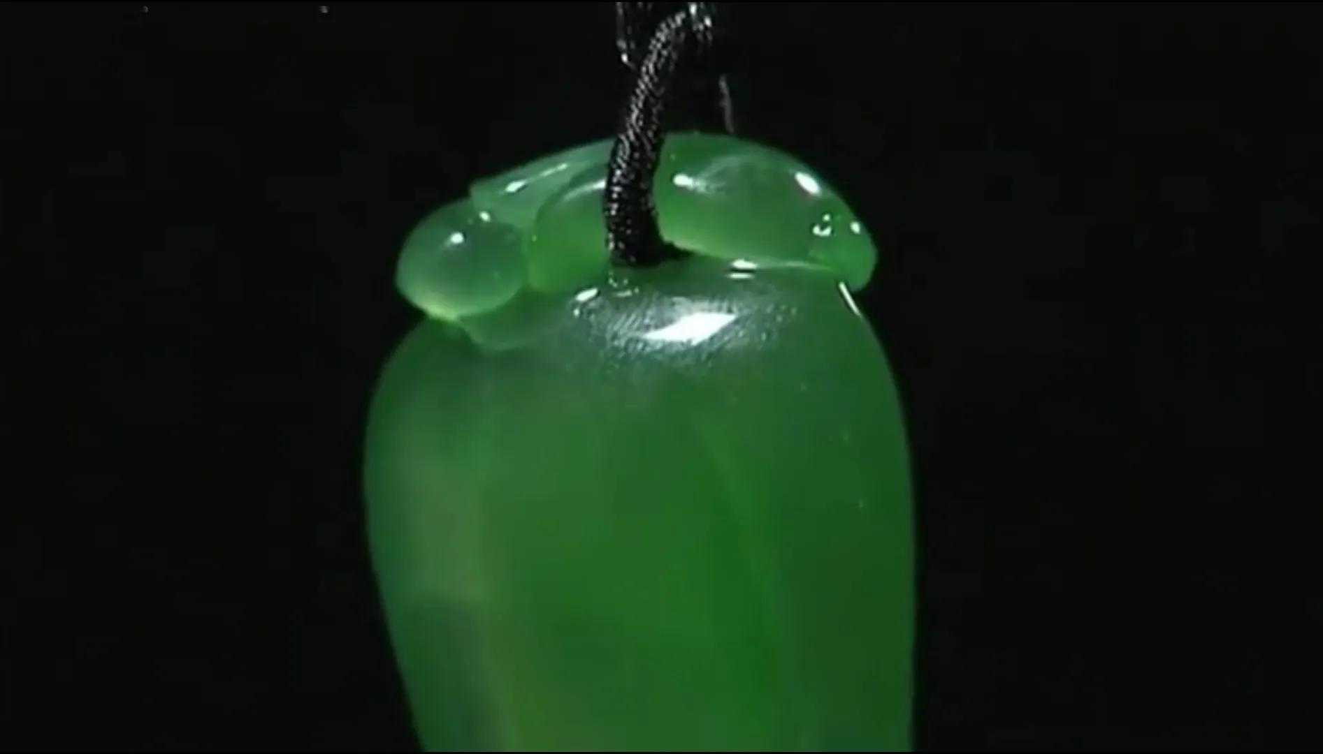 生日男友送的翡翠吊坠，朋友出200万想买下，估价后都不敢佩戴了