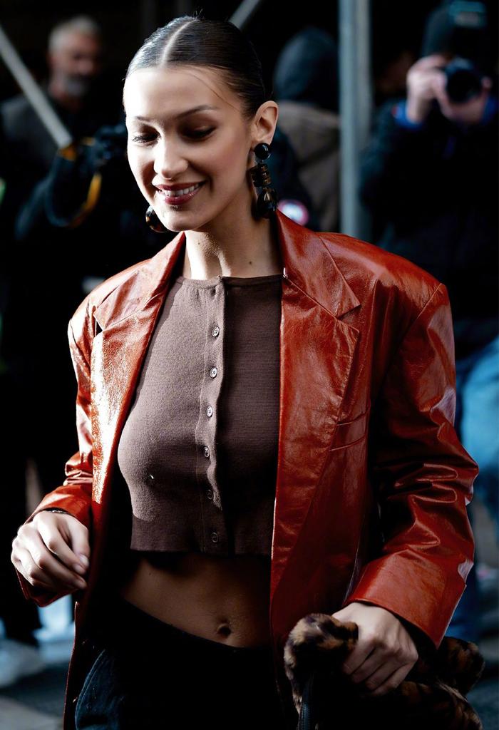 新中式皮衣内搭搭配才显高级,皮衣怎么搭配才显高级秋冬