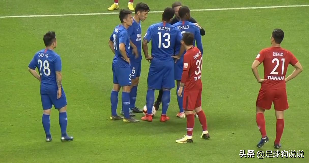 中超再现1“废人式铲球”：世界级裁判看了VAR后直接出示红牌