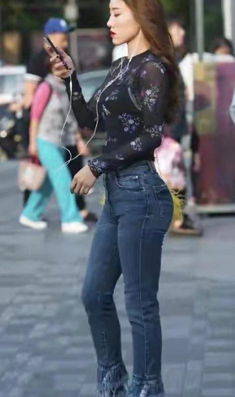 牛仔裤彰显文艺简约柔美气息,简约舒适牛仔裤