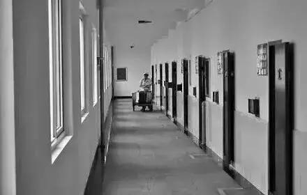 亲人被抓后家属应该做什么,亲人坐牢家属可以做什么