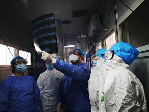 抗疫一线医务人员发热门诊,疫情前线发热门诊