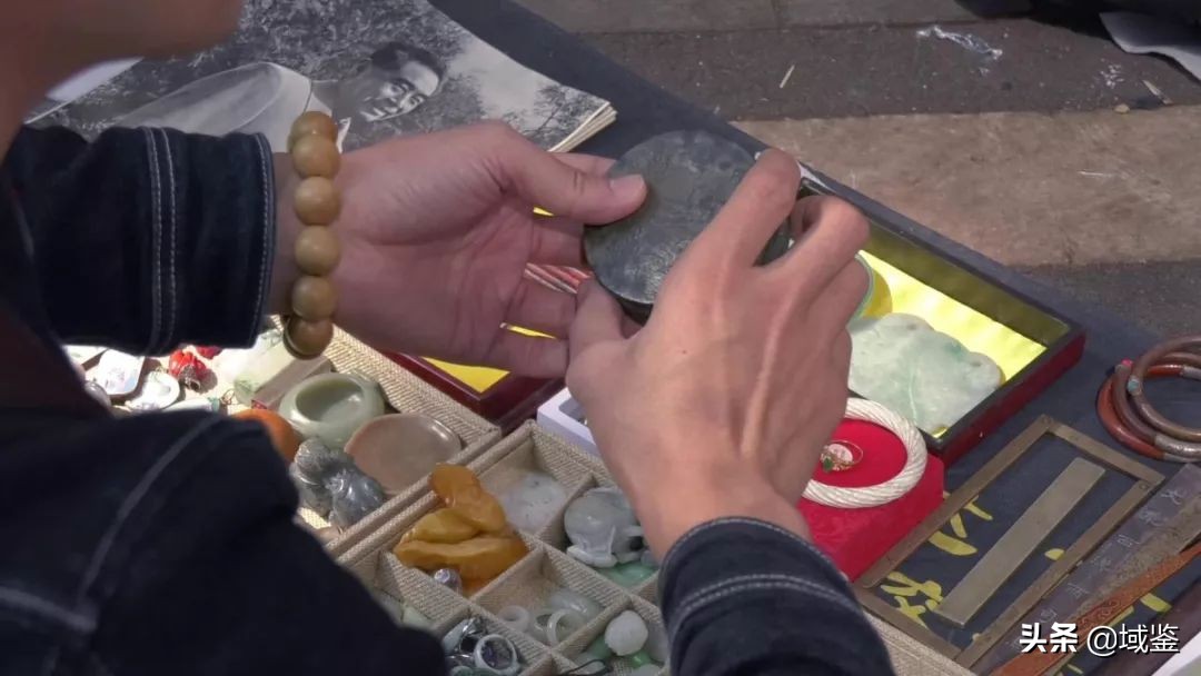 帅气主播地摊淘黄铜墨盒，遇上爽快嫂子给实在价