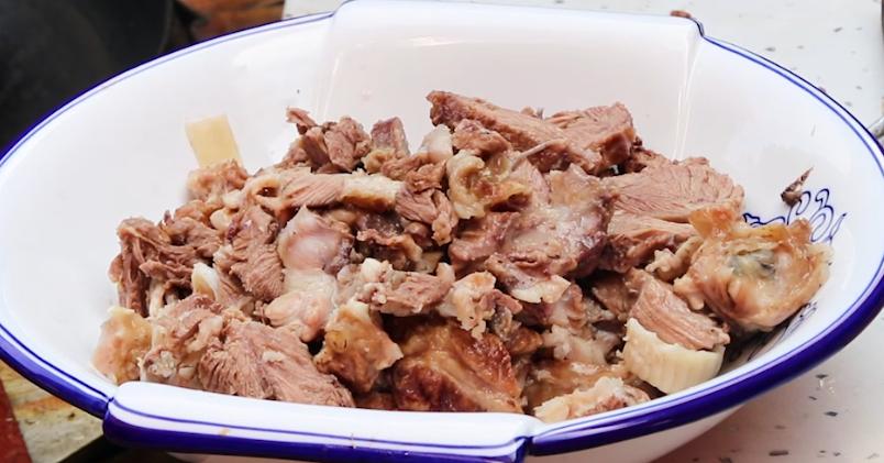 猪头肉这样做才好吃,农村大锅一炖,香辣入味,越吃越想吃