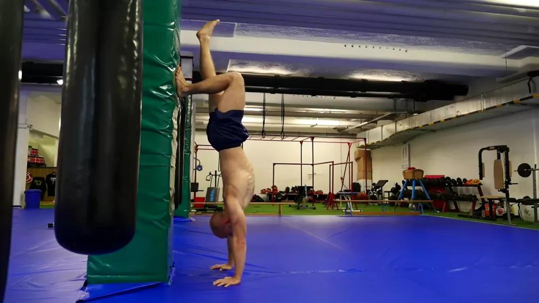 教你一招怎样练倒立,手把手教你学倒立