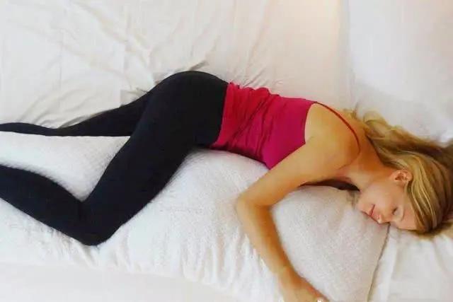 为什么女生睡觉的时候喜欢“夹被子”，原因有3个，进来看别害羞