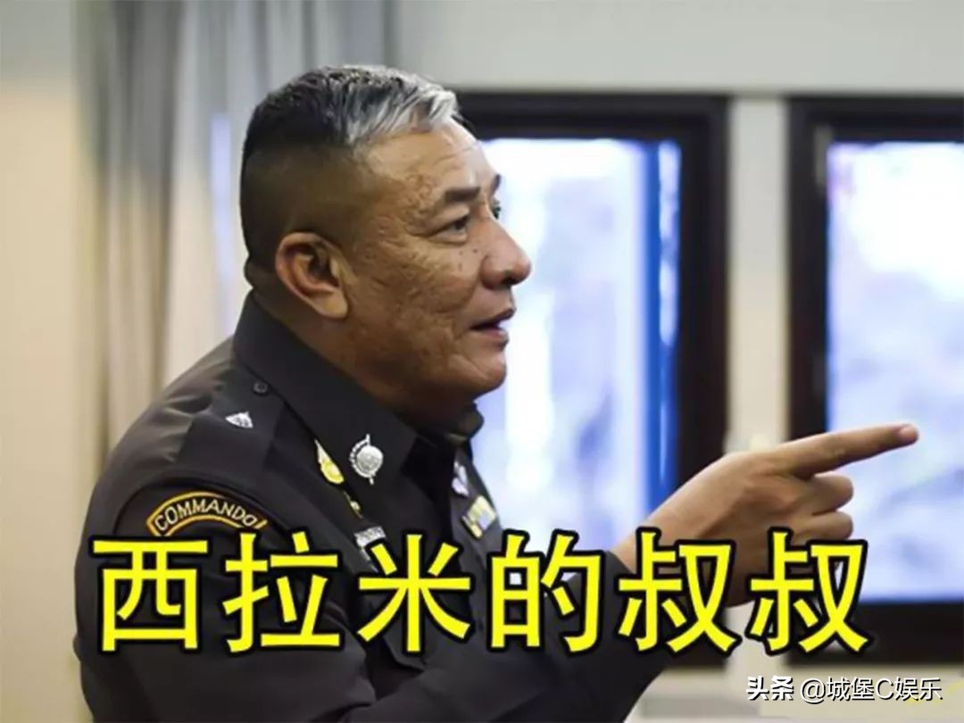 玛哈笑看新生儿，双手紧握吸乳器，西拉米手挎名牌包眼睛笑眯了缝