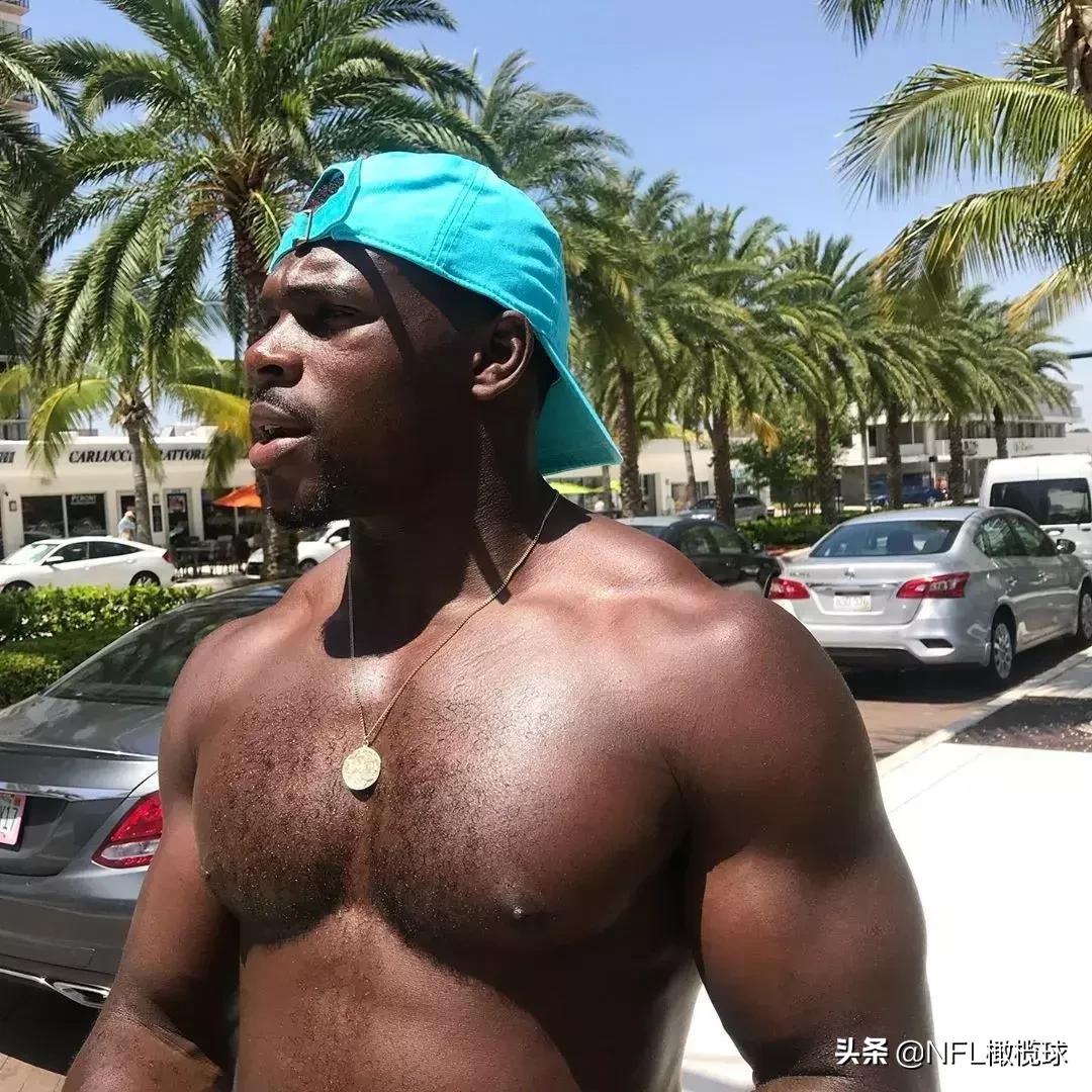 远渡重洋3000英里,英国小伙儿韦德执着追逐NFL橄榄球梦