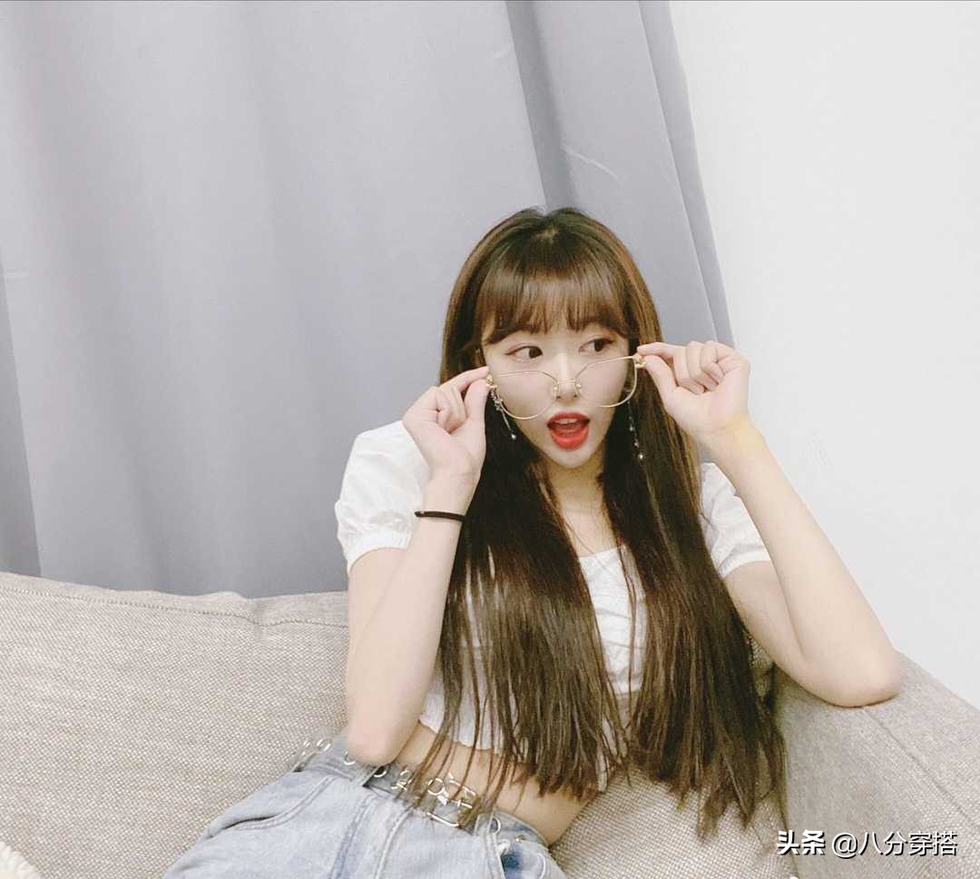 孔雪儿的穿搭胆大!白色T恤搭配运动裤,帅气风格让人心动