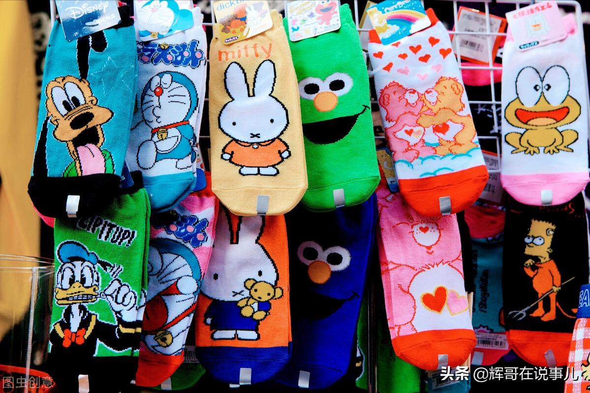 一小姑娘卖袜子一年赚20万,大学生负债1000块