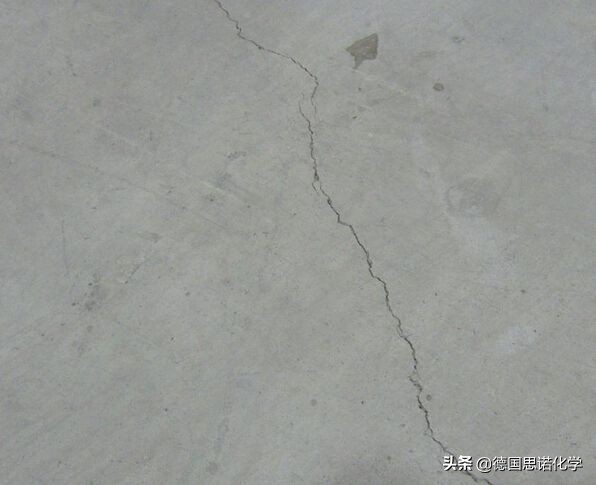 水泥地面开裂起砂的处理方法,家里水泥地面开裂有什么危害