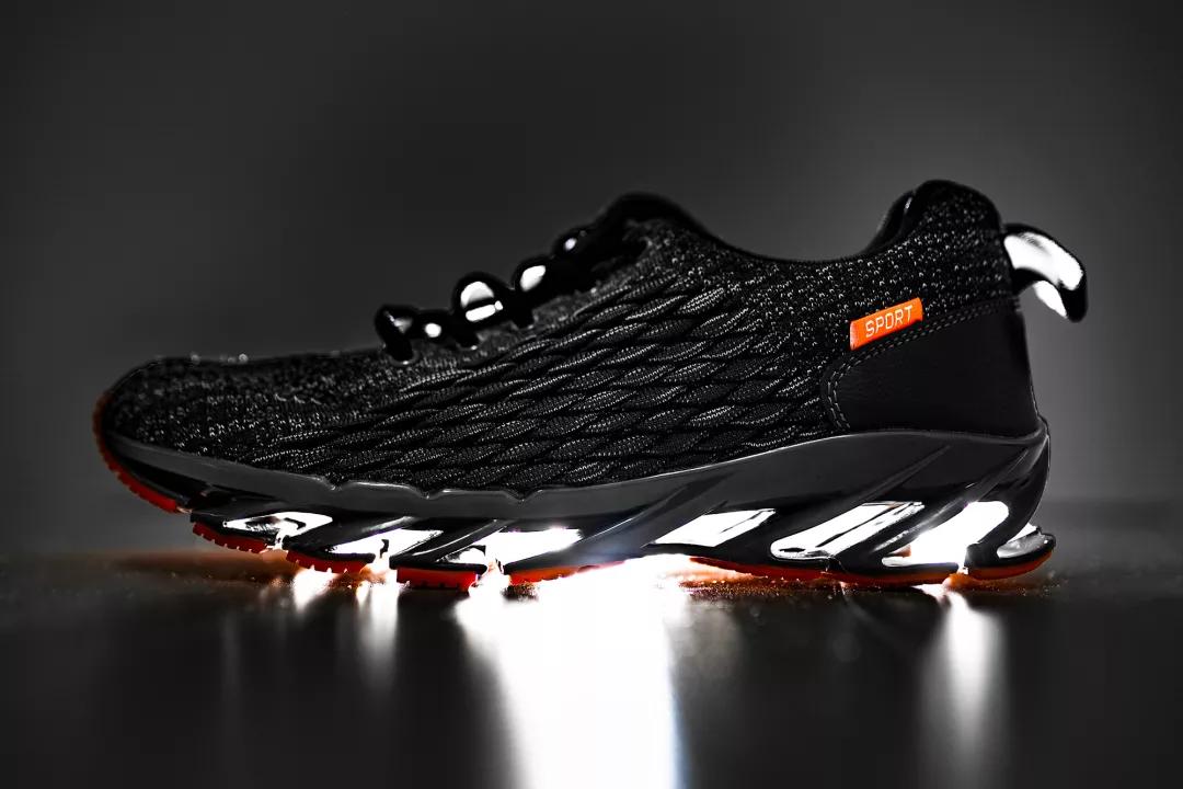 青铜价王者跑鞋！“第三代”国产刀锋鞋再升级，踩下去自动弹回来