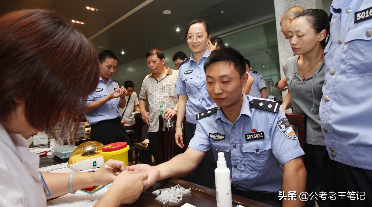 监狱警察晒工资,狱警补助都有多少