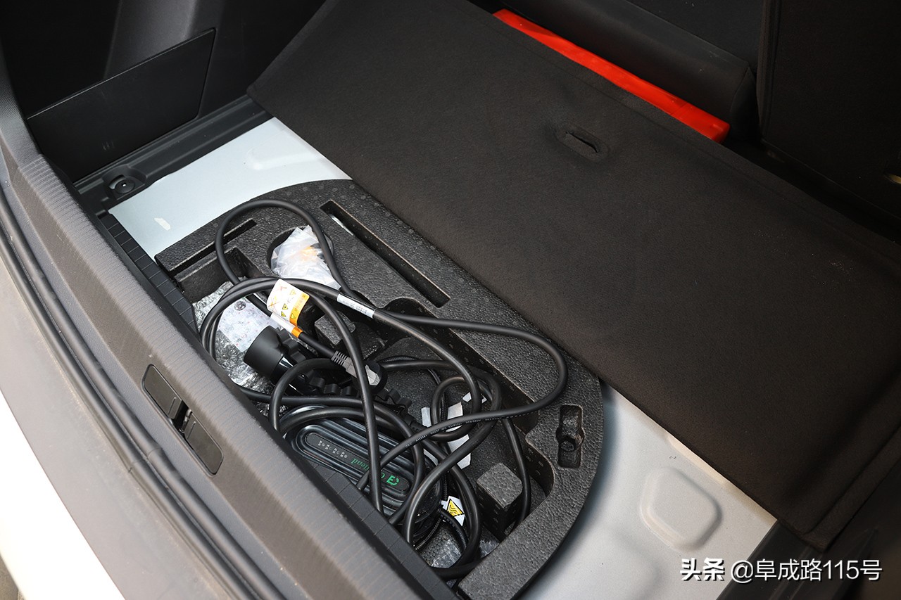 奶帅的面孔，裸眼3D的内容，一身名牌的e2008缺点究竟在哪