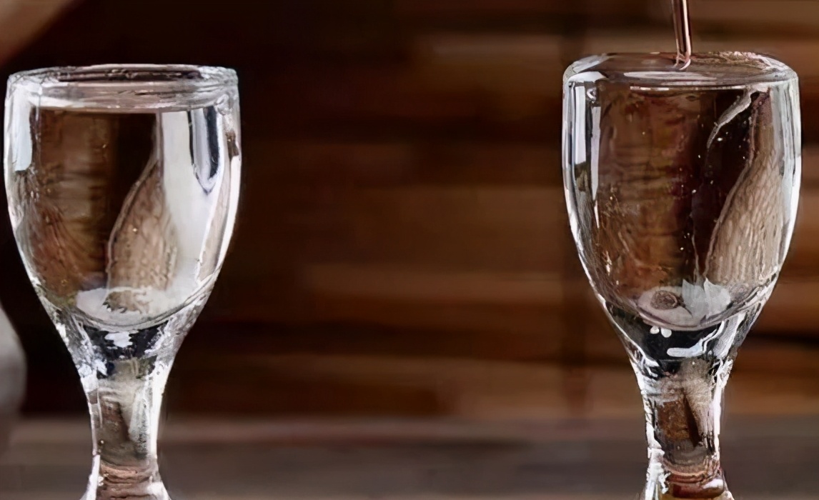 白酒知识喝完假酒什么症状,白酒喝完口干口渴是假酒吗