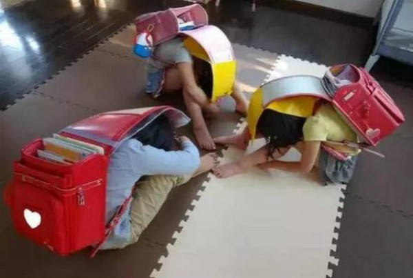 日本小学生的书包要装些什么,揭秘每个日本小学生的书包