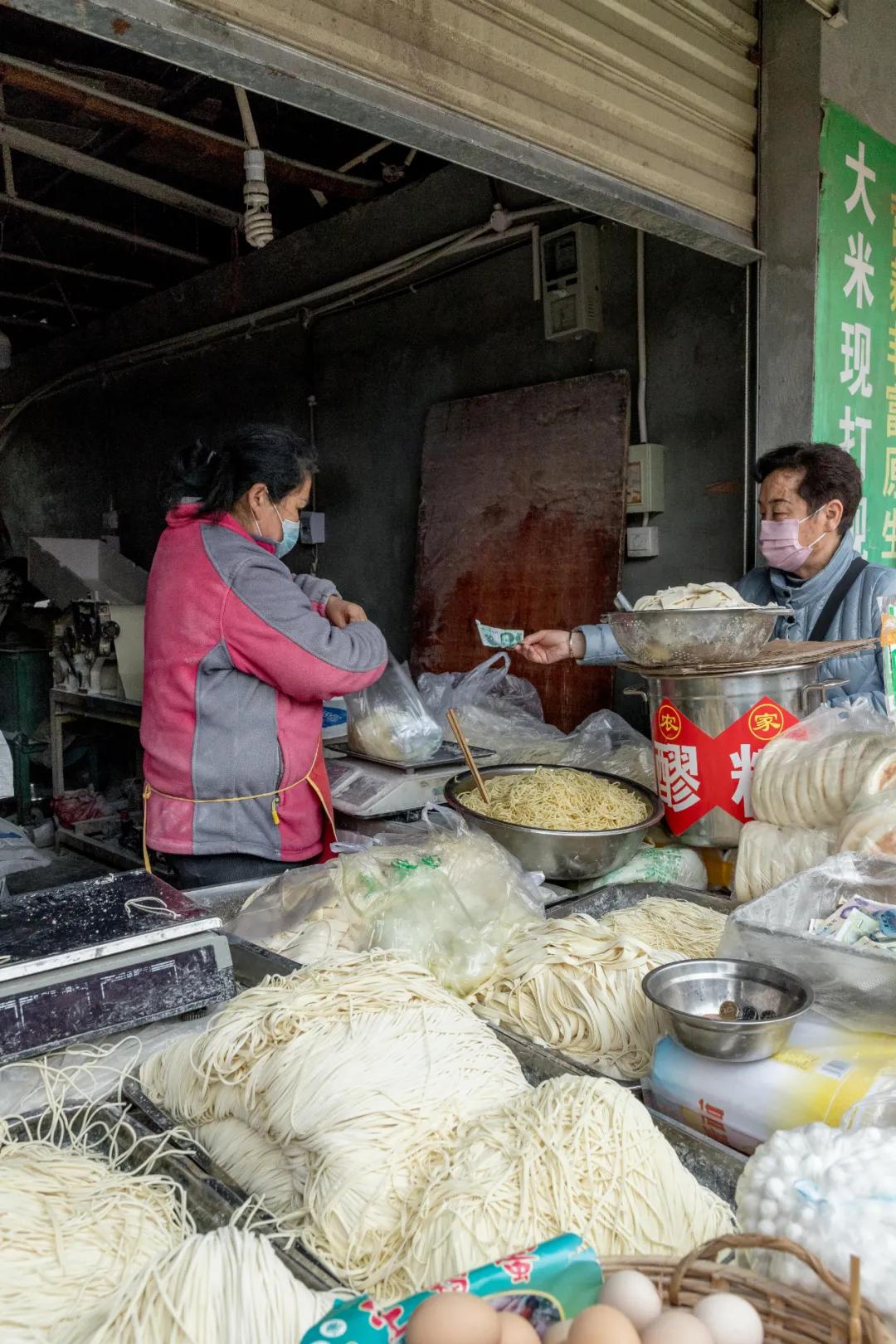 沙河边的野生菜市，是成都嬢嬢的狂欢现场