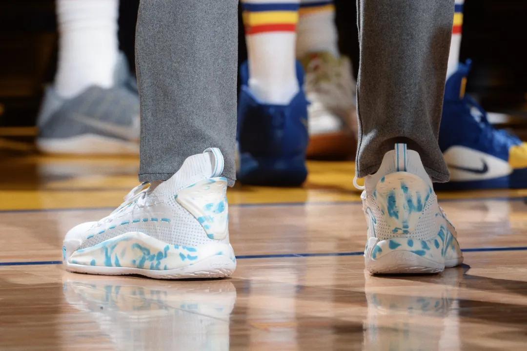 nba球员上脚安踏,nba球员上脚球鞋欧文4绿橙粉