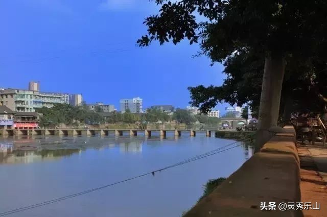 乐山最文化的古镇,乐山苏稽古镇跷脚牛肉的来历