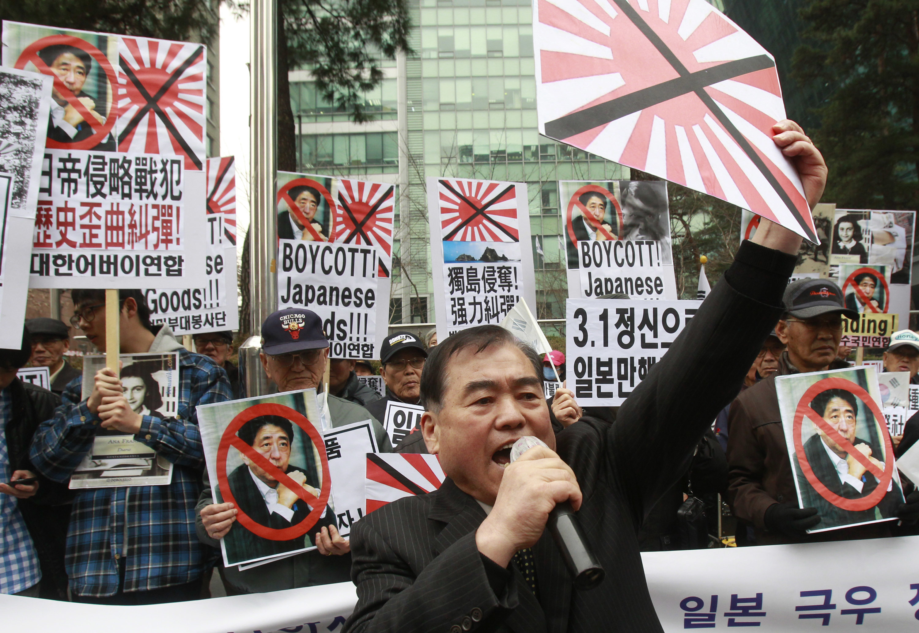 *焚自**、砸车、换大米,为了*制抵**日货,韩国人真是“拼”