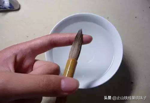 练了软笔这么久，想送给你一套养护毛笔的方法
